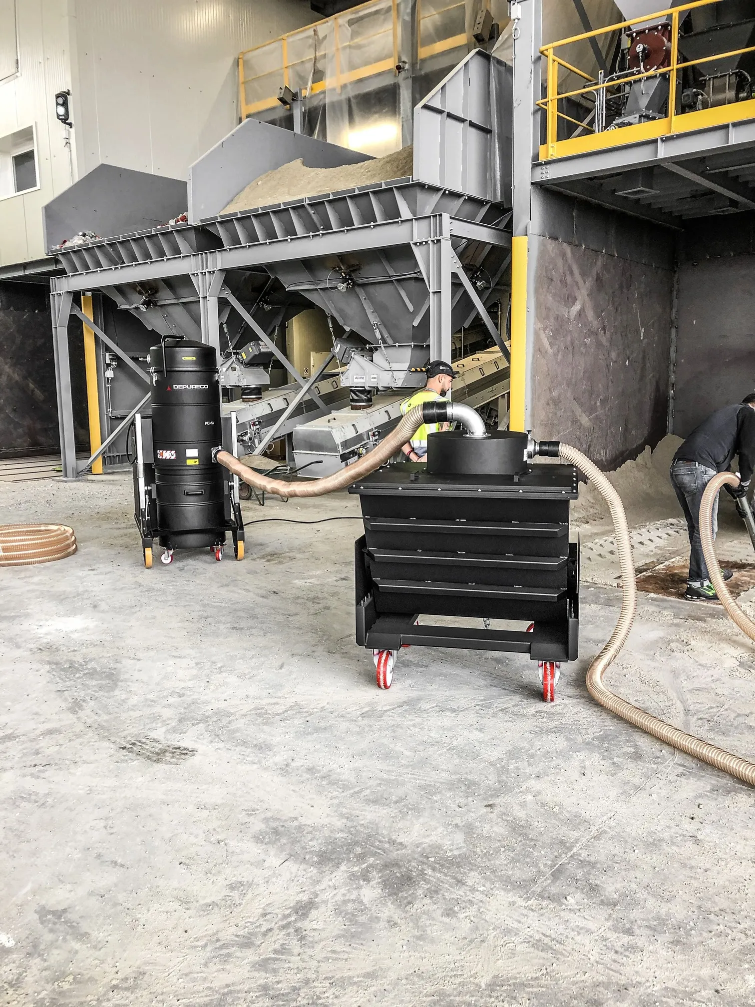 Industriesauger mit Behälter